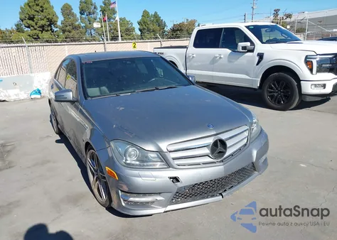 2013 Mercedes-Benz C 300 Sport 4Matic z USA, uszkodzony, nr VIN WDDGF8AB8DR246667